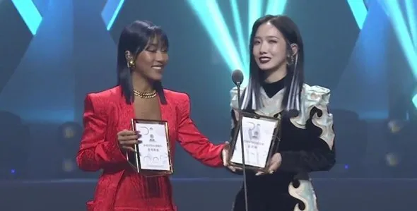 Oreo group! Jike Junyi Meng Meiqi has obvious skin color difference in the same frame