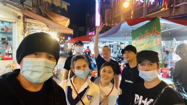 Jay Chou and Kunling have a close group photo tour in the night market, showing their love and envy to others
