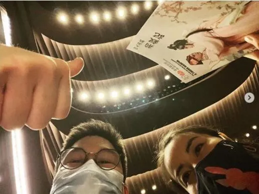 Kai gang and his wife watch Luo Jiaying and Wang Mingquan's Cantonese opera performance