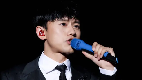 张杰发文回应忘词 调侃自己被歌词“烫到嘴”