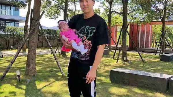 After three months as a father, Ke Youlun suffered from tendinitis due to the wrong posture of holding the baby