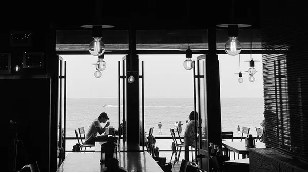 15岁小苹果黑白高冷风近照气质佳 扎丸子头侧颜精致