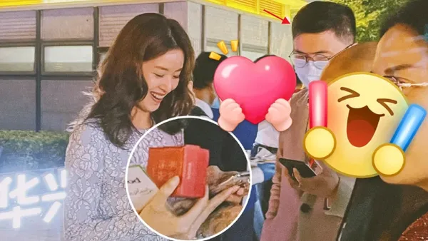 章泽天被偶遇现身活动 造型清纯可人收礼后笑容甜