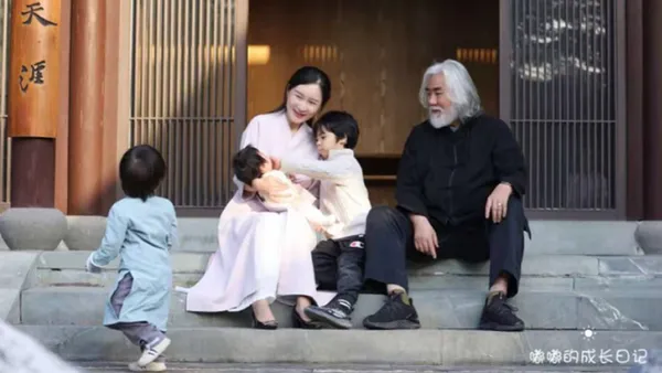 杜星霖晒一家五口幸福日常 张纪中双手抱娃爸爸力十足