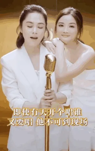 Gillian and SA celebrate the 20th anniversary of their debut with the same frame. They look plump in a white suit