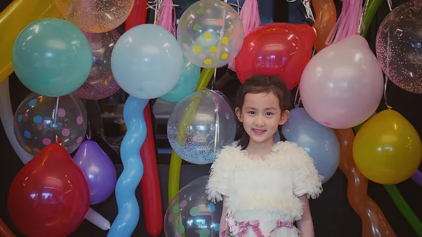 多多为妹妹庆祝7岁生日现场好温馨 留短发涂红唇显成熟