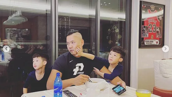 Fan Weiqi shows Chen Jianzhou and his son watching TV group photos, father and son interact, warm and loving