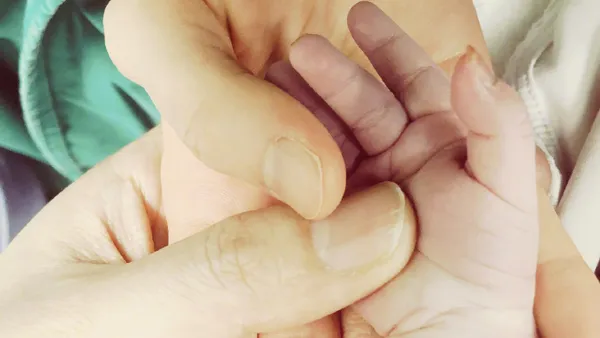 Guan Xuan has a son! Lang longgina takes photos of three people holding hands and becomes parents