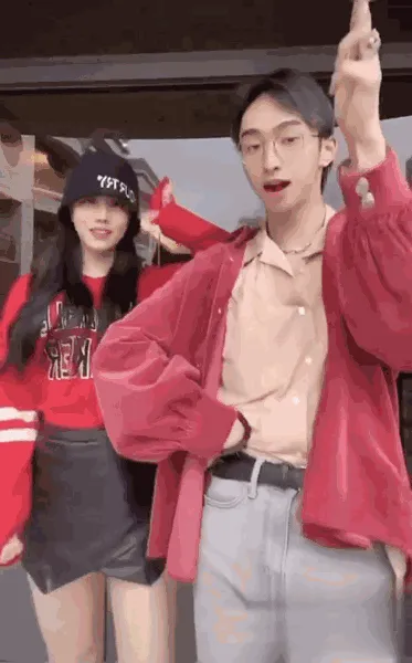 Yi Nengjing's son Harry and his cousin danced in the women's group dance with a more "charming" standard than girls