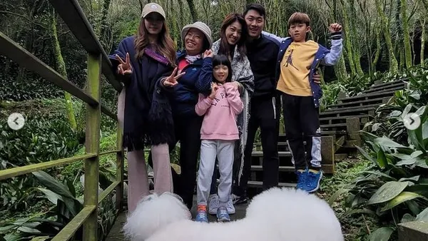 Jolin Tsai shows the sexy curve of her hips when she climbs the mountain with her family and wears brown sweatpants