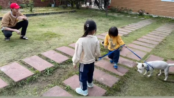 江宏傑は子供を連れて犬の散歩をして生活写真を撮る2歳の息子3歳の娘がそろって出てきてとてもかわいい