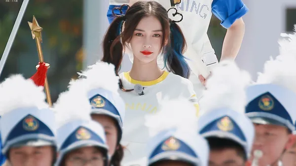 Angelababy心形双马尾造型  清新可爱元气满分