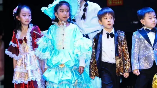 ふんふん再演ミュージカルポスターに精緻なマントパーカーを着てC位に立つことが明らかになった