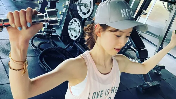 “奶茶妹妹”章泽天晒素颜健身照 身材纤瘦肌肉线条瞩目