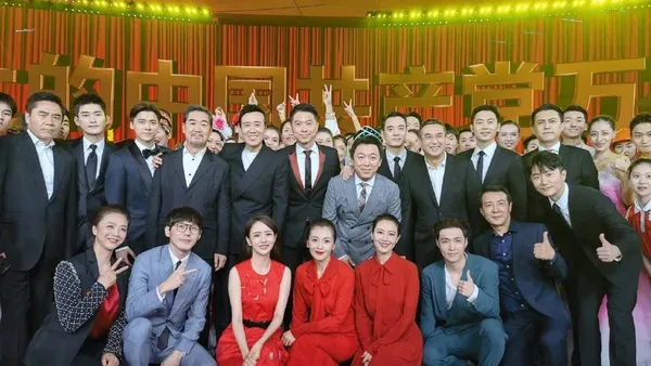 Chen Baoguo, Zhang Guoguo, Huang Bo with the same frame, Tong Liya, Gao Yuanyuan, wearing a red dress is super elegant.