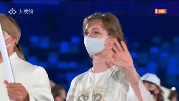 カザフスタンの女性旗手の高い顔が話題になり、ネットユーザーから仙女のように褒められた