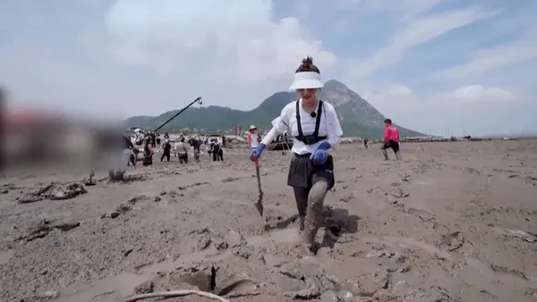 Li Qin rushed to the sea to catch crabs and was stuck in the mire. He had no choice but to beg for mercy from the "mud men"