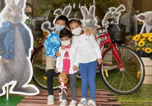 霍启刚带娃参观太空馆 女儿抱小熊开心甜笑很温馨