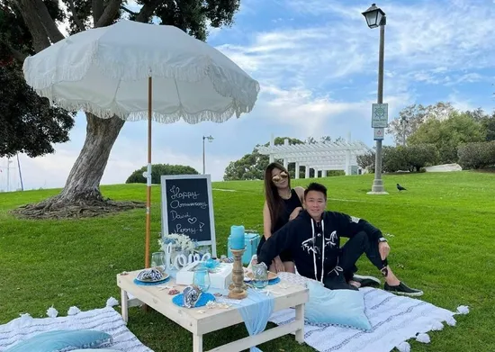 Tao zhe celebrates the bronze wedding and gives his wife a big gift from heaven