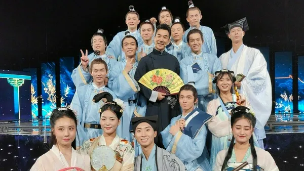 Ren Xianqi shows the gags of CCTV Mid Autumn Festival party, wears a long shirt and a paper fan