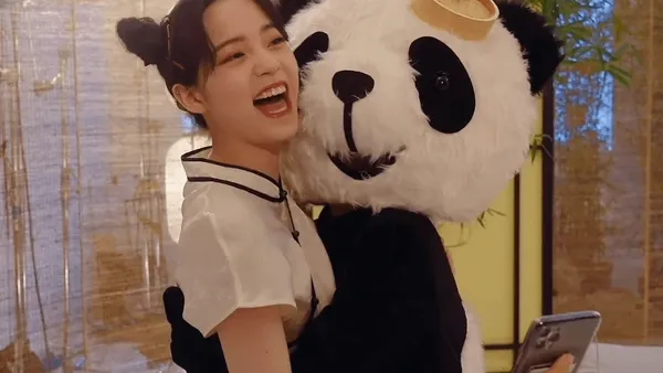 Ouyang Nana wears a cheongsam and a meatball head to keep pace with the panda doll, playful and cute
