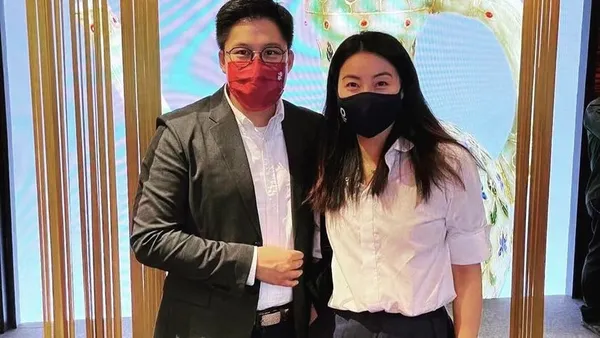 霍启刚晒与郭晶晶看展甜蜜照 两人穿搭低调自拍留念好有爱