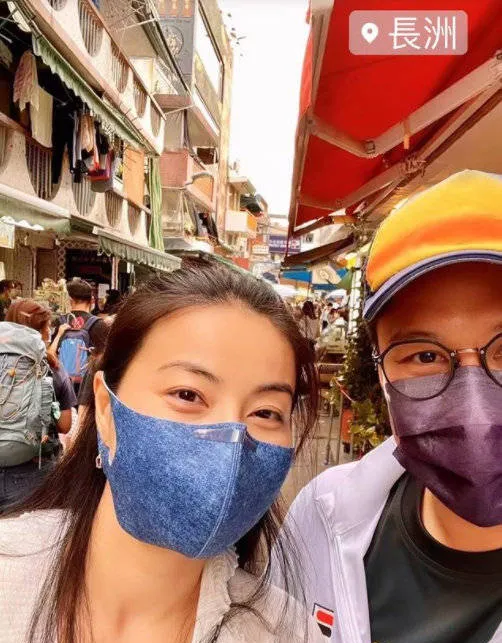 霍启刚郭晶晶打扮朴素逛小吃街 甜蜜似热恋情侣