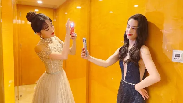 今日份姐妹情！黃聖依後台自拍金莎認真幫忙打光