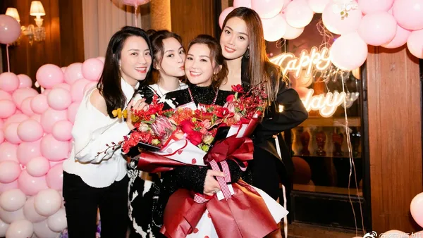 蔡卓妍曬慶生現場照 手捧鮮花與容祖兒鍾欣潼霍汶希合影