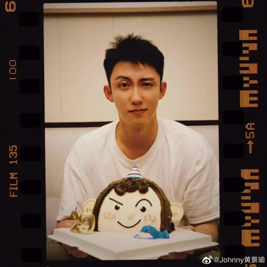 黃景瑜曬29歲生日照 撞臉生日蛋糕表情可愛