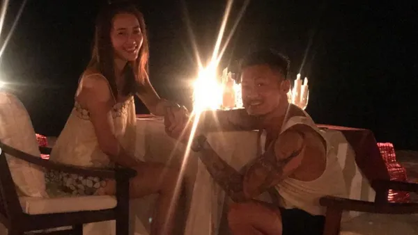 余文乐晒求婚照庆祝结婚4周年 跪地为王棠云戴戒指甜蜜十足