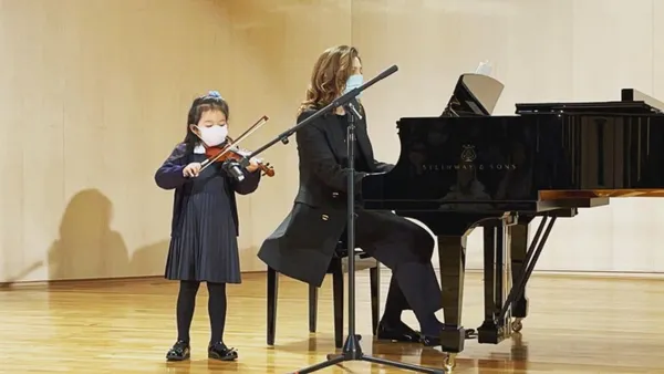 霍启刚女儿首次登台表演 长发披肩拉小提琴毫不怯场