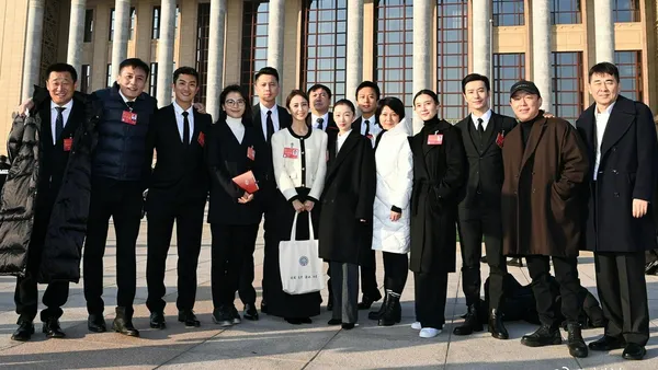 Tong Liya took a group photo of the 11th cultural Congress with Shen Teng, Huang Bo, Huang Xiaoming and others in the same frame