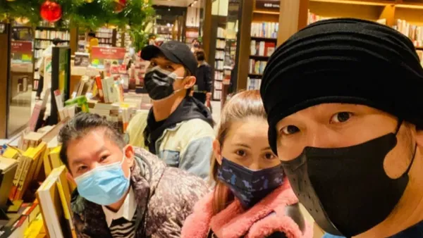 Jay Chou Kunling went shopping with friends, punched in the bookstore and joked about why he didn't buy comic books