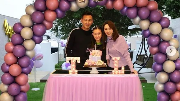 郭可盈晒女儿12岁庆生现场照 一家三口合照笑容灿烂温馨幸福