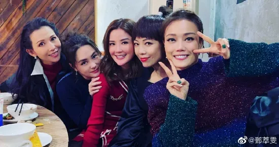 Deng Cuiwen took a group photo and sighed: meet an old friend in a foreign country