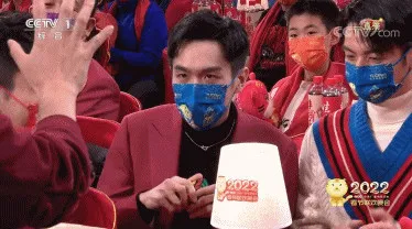 张若昀协助春晚魔术 网友：像极了拆家的哈士奇！