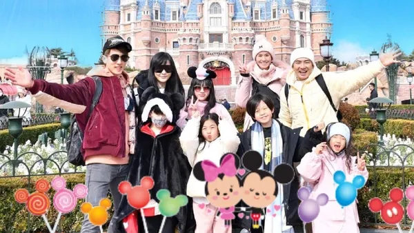 吴尊刘畊宏两家同游迪士尼 萌娃齐聚开心热闹