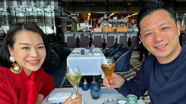 胡杏儿情人节与老公庆祝恋爱88周纪念幸福恩爱