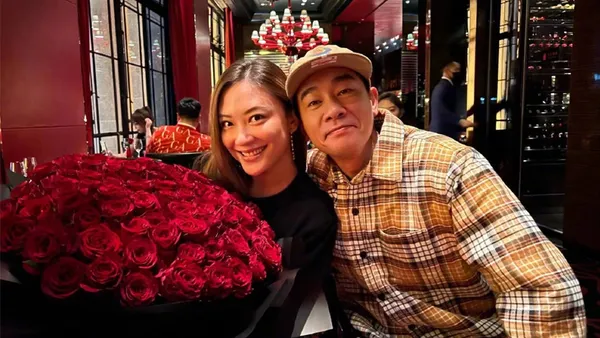 应采儿卡点晒照庆祝结婚十二周年 手捧玫瑰与陈小春合影