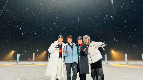 劉雨Xinは王モンと一緒に写真を撮りました:運動には限界がなく、一緒に未来へ