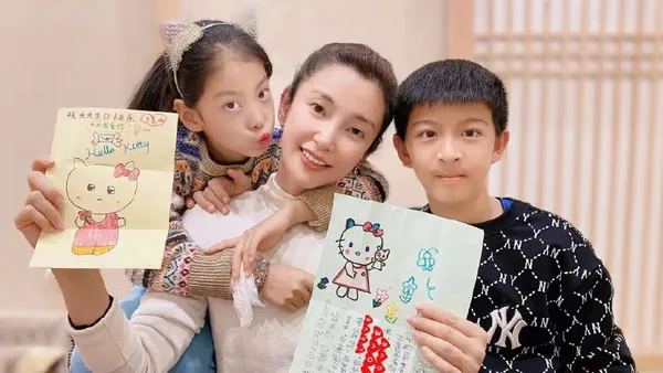 李冰冰晒外甥外甥女贺卡 称孩子们让生日更有意义