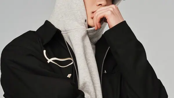 白敬亭晒对镜自拍 评论区和粉丝大玩谐音梗引爆笑