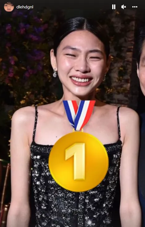 李东辉祝贺郑浩妍获工会奖 为女友贴金牌心情激动