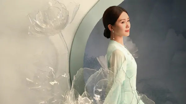 刘诗诗曝新写真 穿古风长裙典雅迷人