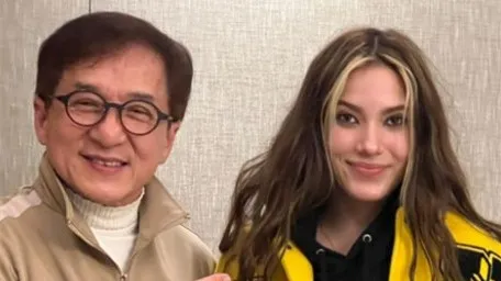 Gu Ailing took a photo with Jackie Chan, smiling brightly and giving a thumbs up