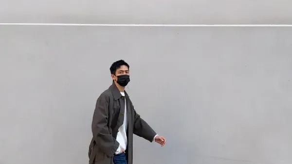 李现晒男友风私服帅照 牛仔裤配军绿色风衣随性苏感满满