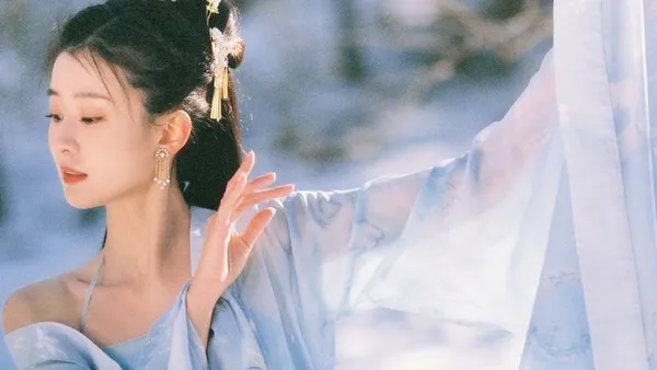 乔欣分享古装写真大片 穿蓝衣雪地中手持团扇仙气十足