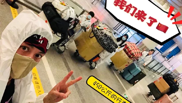 吴尊宣布全家搬来中国定居 晒与行李自拍照对镜比耶心情好