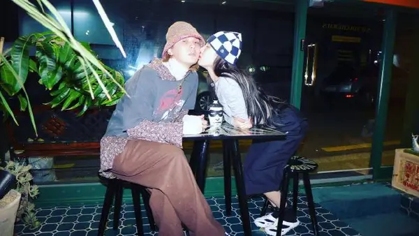 Ya Shai, dating photos of lovers, showing love and kissing her fiance jinxiaozhong sweetly